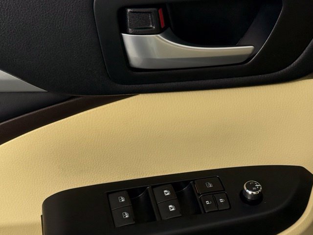 Used 2017 Toyota Highlander XLE w/ Carpet Mat Package FWD image 15