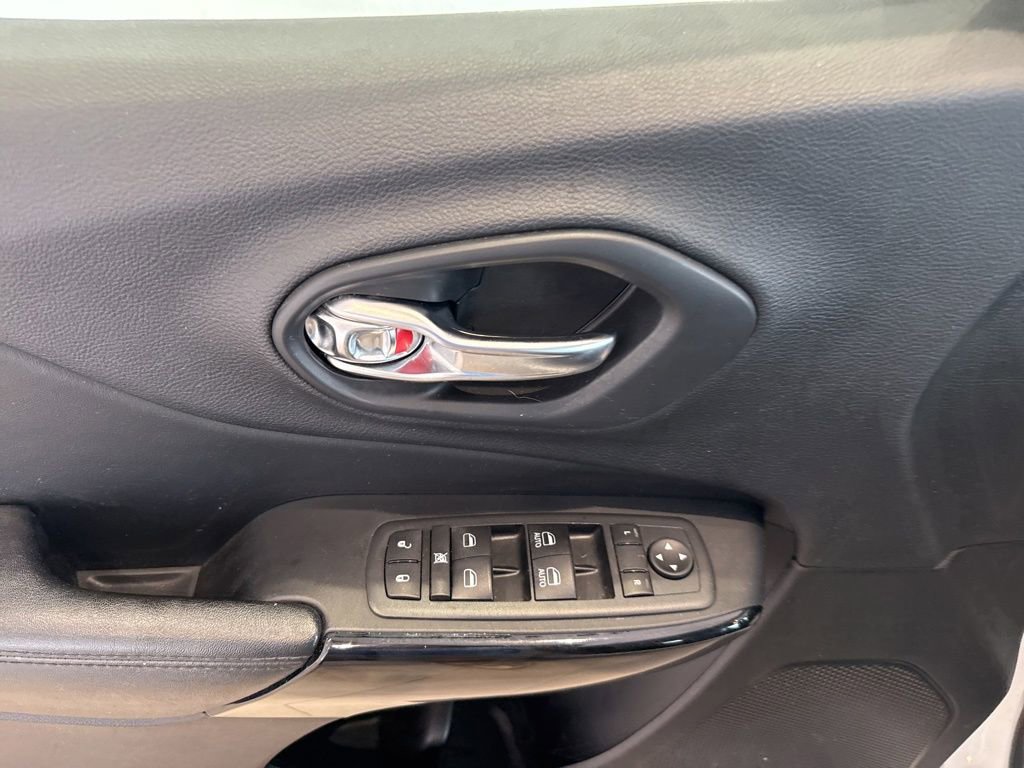 Used 2020 Jeep Cherokee Latitude Plus image 18