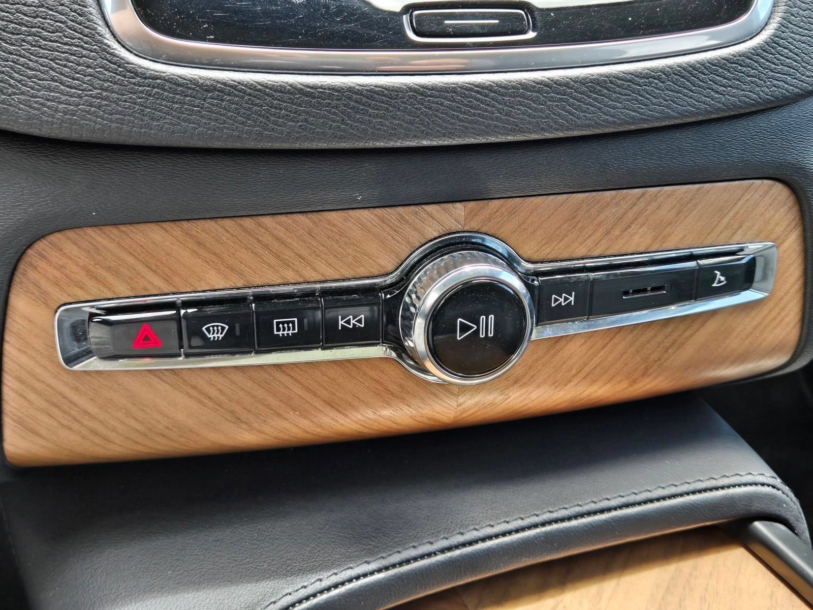 Certified 2025 Volvo XC90 B6 Plus AWD/4WD image 27