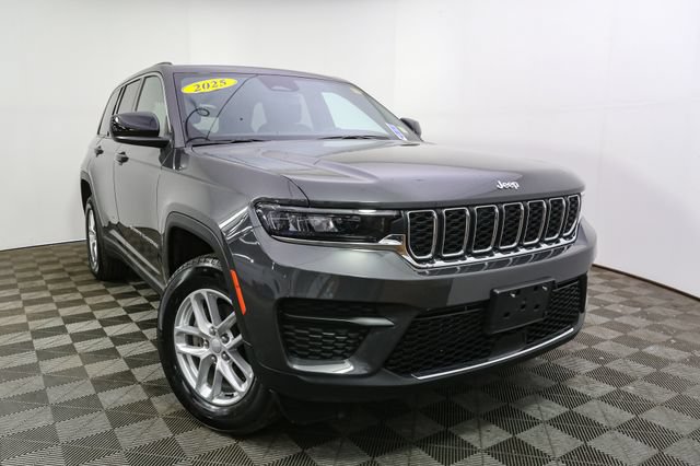 Used 2025 Jeep Grand Cherokee Laredo X w/ Luxury Tech Group I AWD/4WD image 3