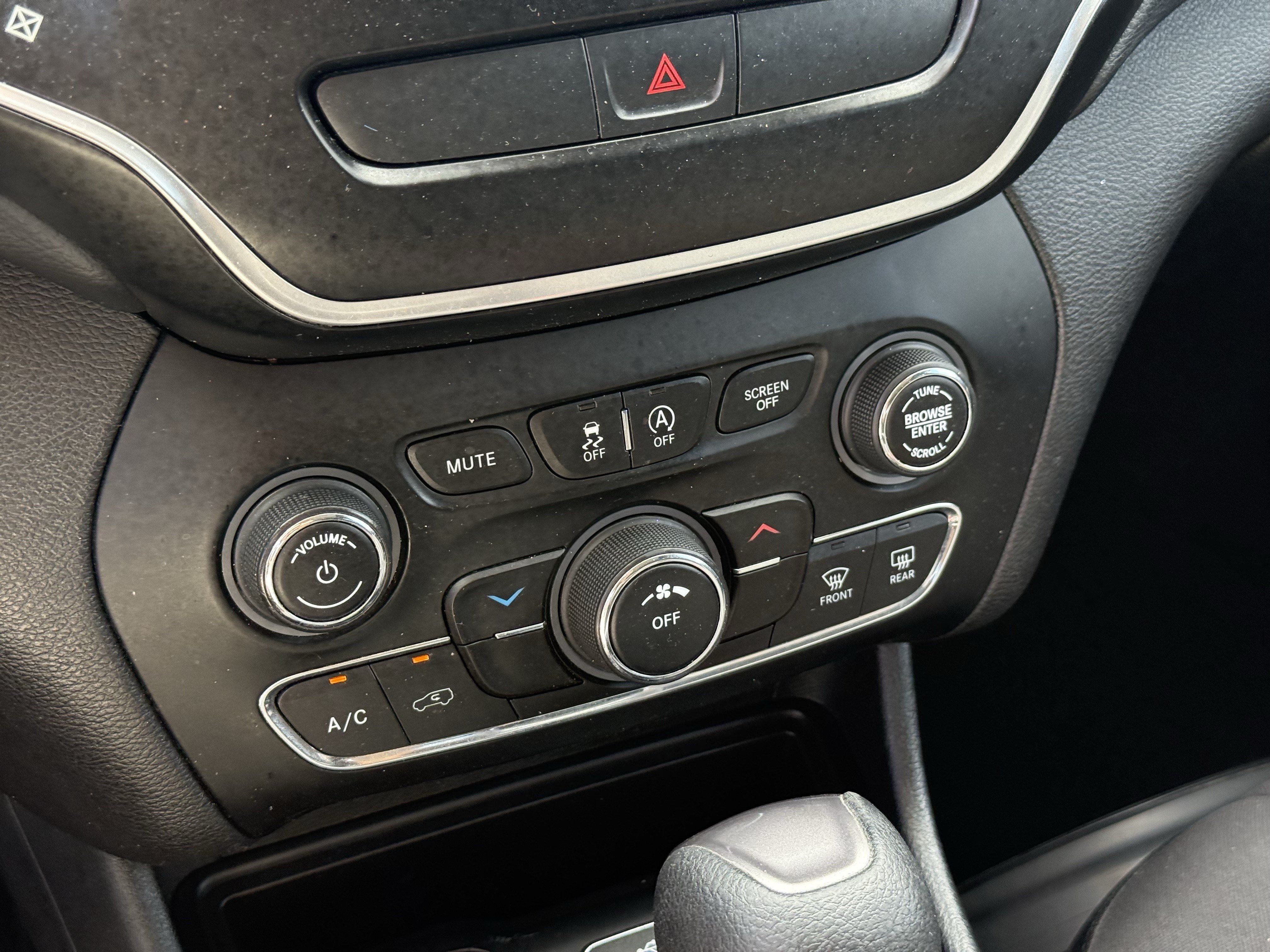 Used 2019 Jeep Cherokee Latitude w/ Popular Appearance Group FWD image 22