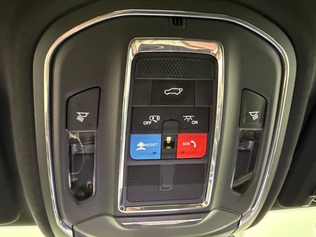 Used 2025 Jeep Grand Cherokee Limited AWD/4WD image 37