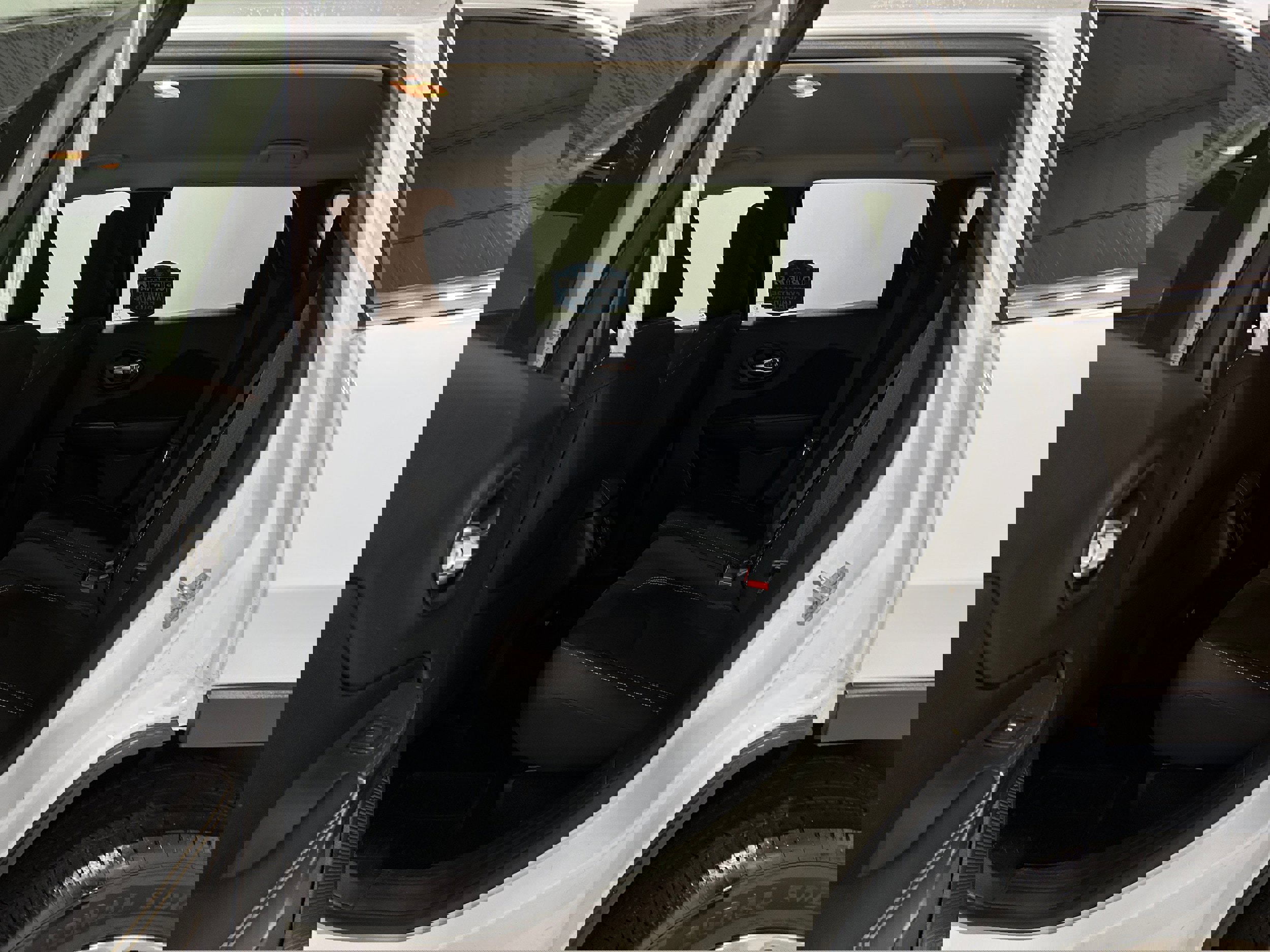 Used 2015 Jeep Cherokee Latitude w/ Cold Weather Group AWD/4WD image 27