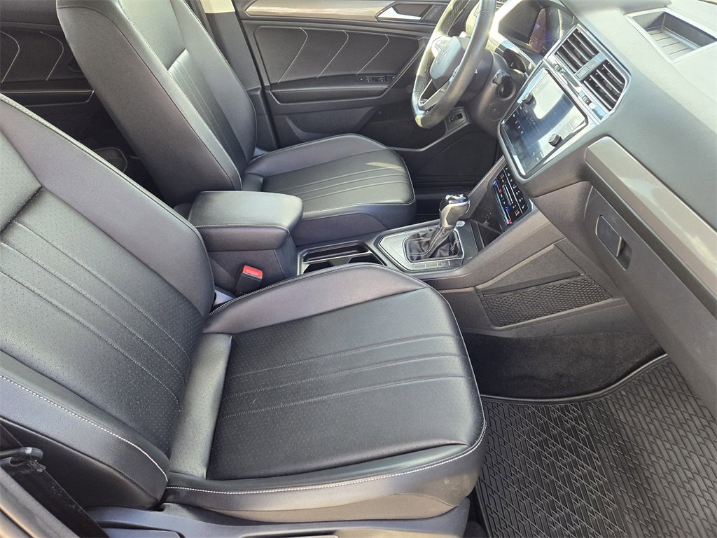 Used 2023 Volkswagen Tiguan SE w/ Panoramic Sunroof Package image 16