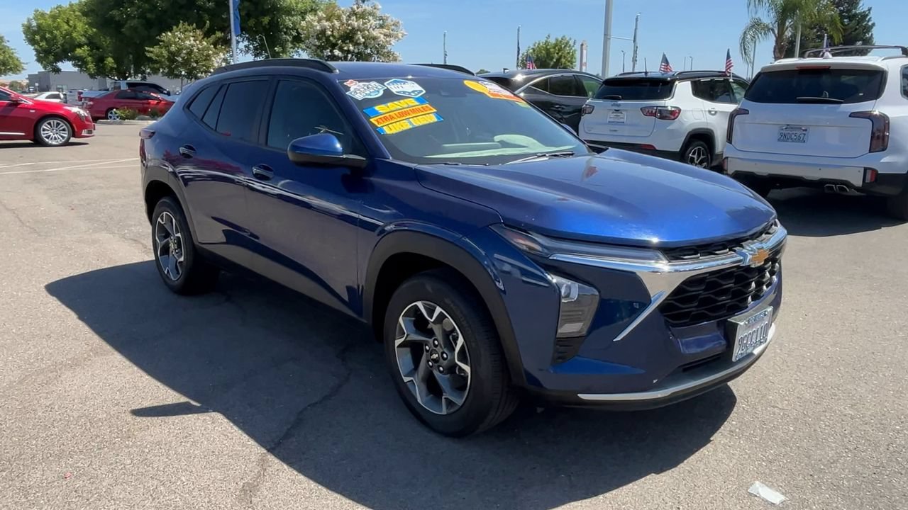 Used 2024 Chevrolet Trax LT w/ LT Convenience Package FWD image 1