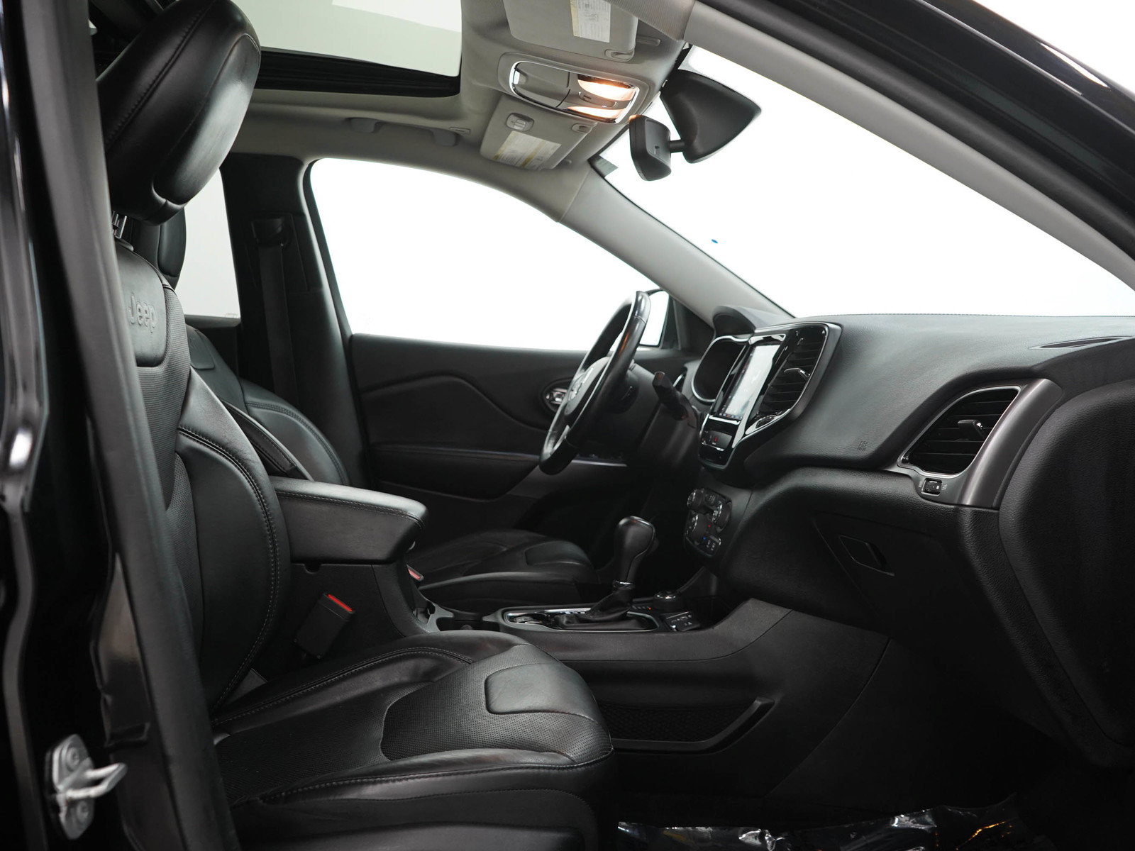 Used 2019 Jeep Cherokee Limited AWD/4WD image 11