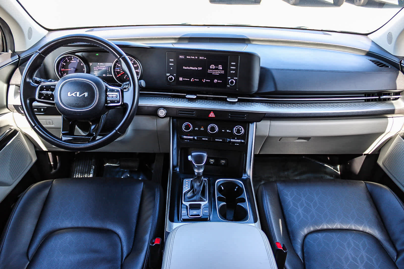 Used 2024 Kia Carnival LX image 12