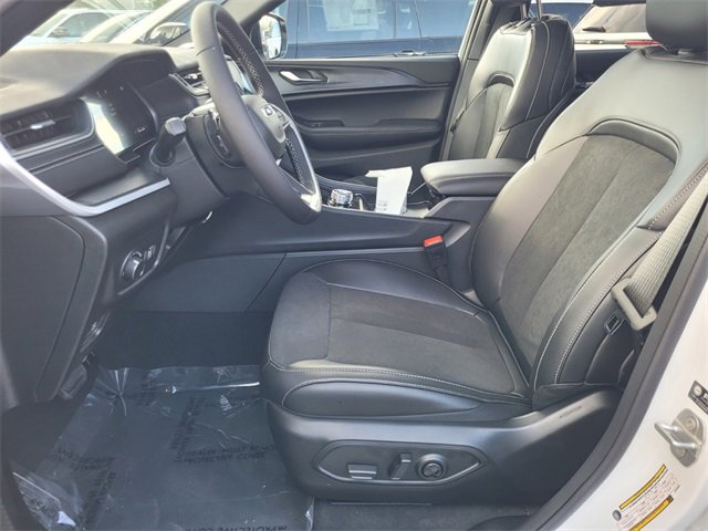 New 2025 Jeep Grand Cherokee Altitude image 4