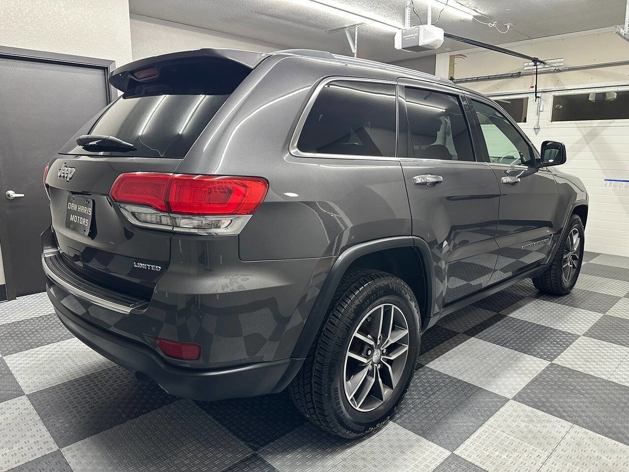 Used 2018 Jeep Grand Cherokee Limited image 10