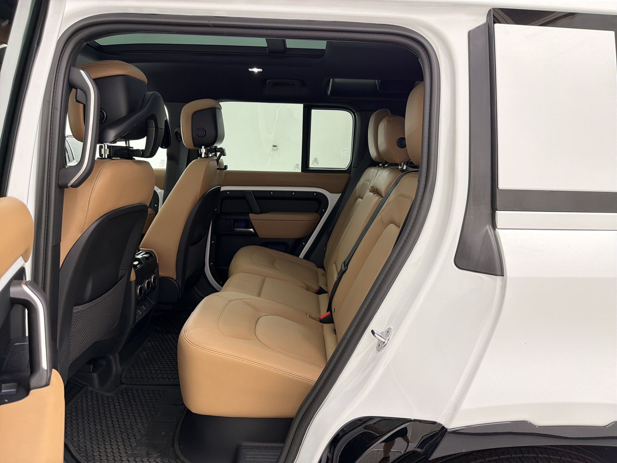 New 2026 Land Rover Defender 110 X-Dynamic SE AWD/4WD image 13