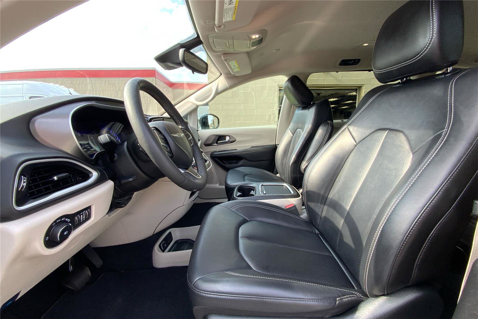 Used 2024 Chrysler Pacifica Touring-L FWD image 10