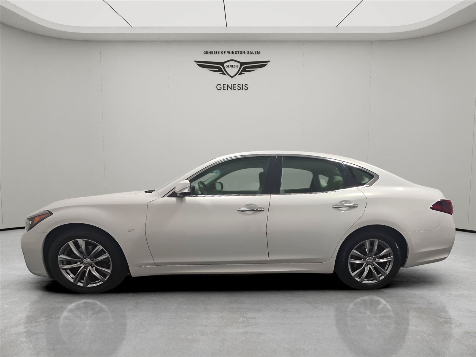 Used 2015 INFINITI Q70 3.7 w/ Technology Package RWD image 2
