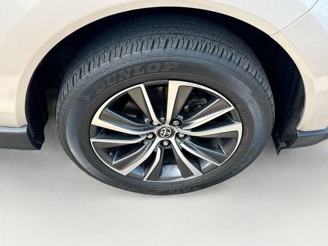 Used 2023 Toyota Venza LE image 21