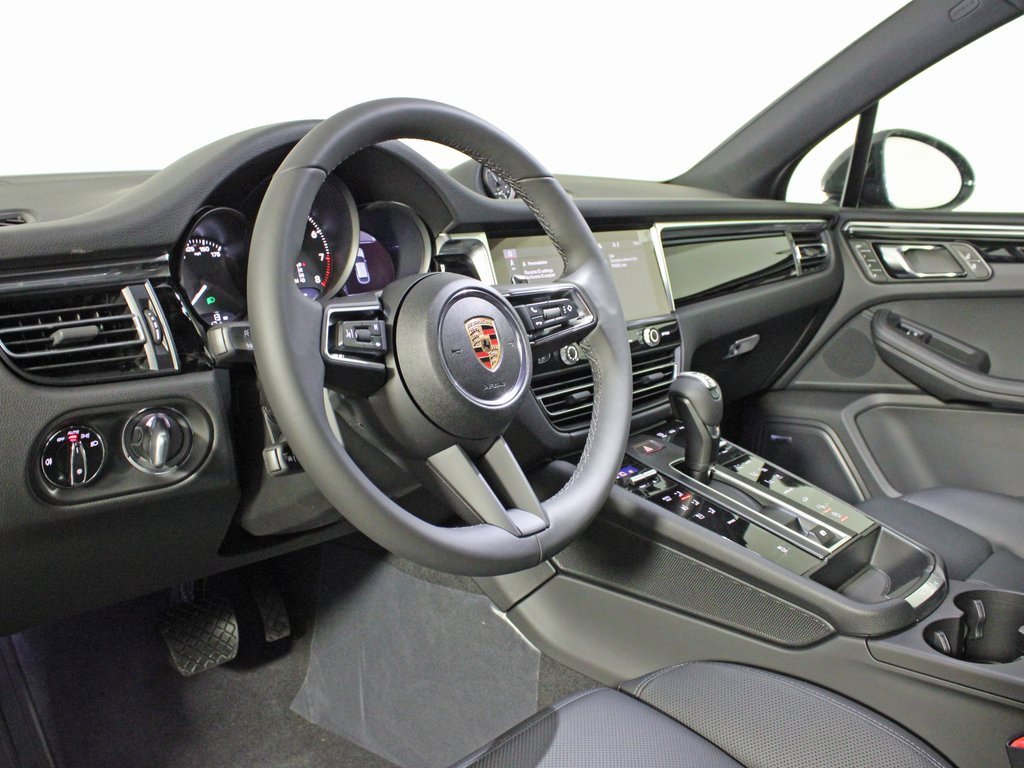 Used 2025 Porsche Macan image 4