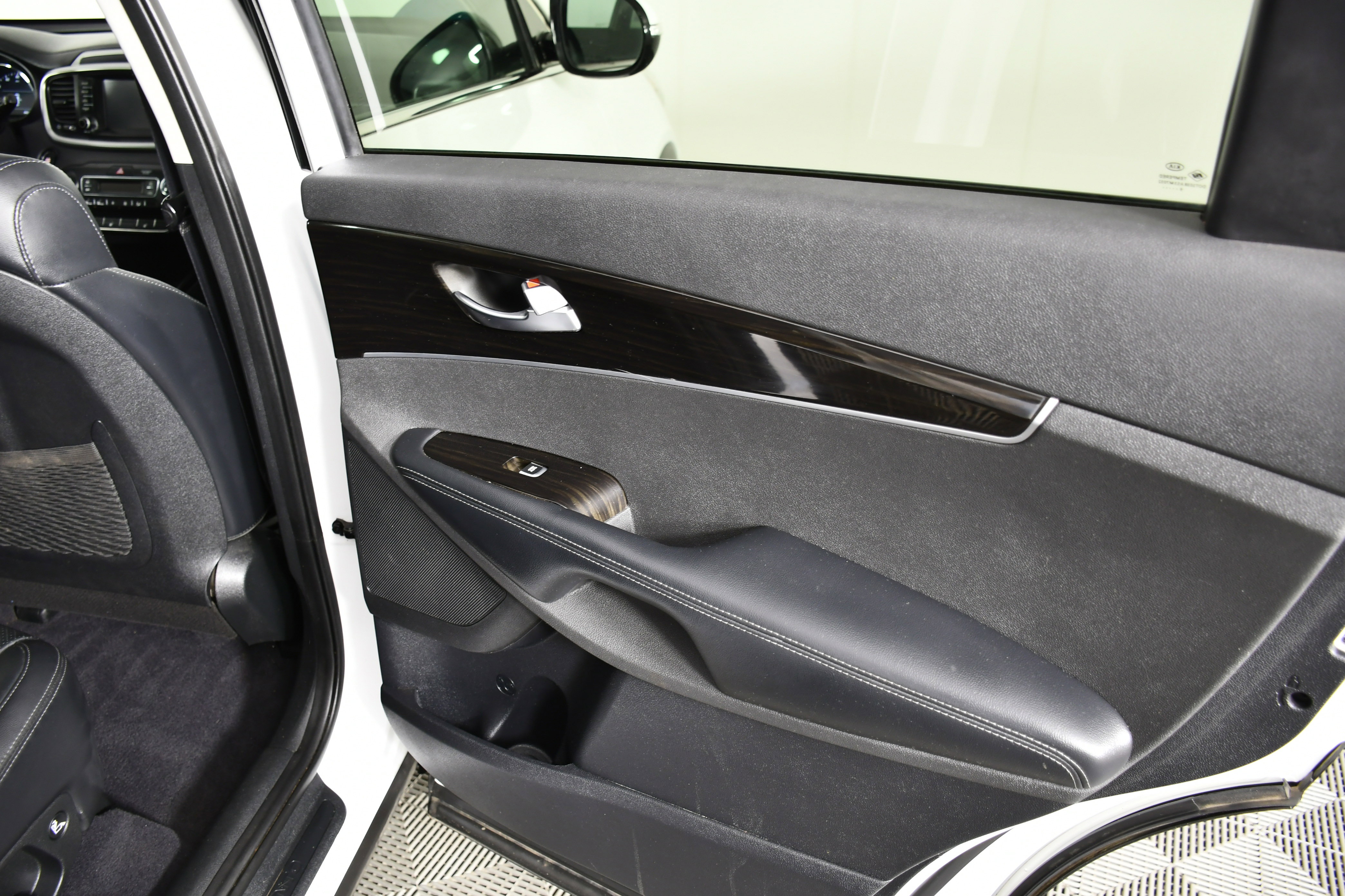 Used 2020 Kia Sorento EX image 44