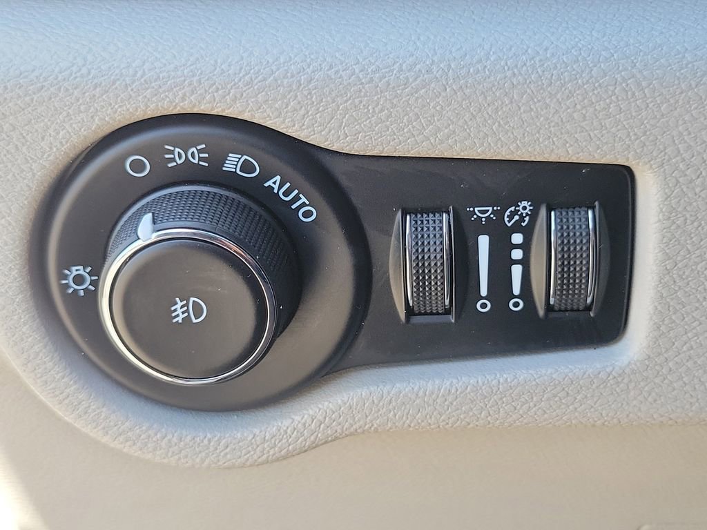 Used 2022 Chrysler Pacifica Touring-L w/ Uconnect Theater Family Group image 16