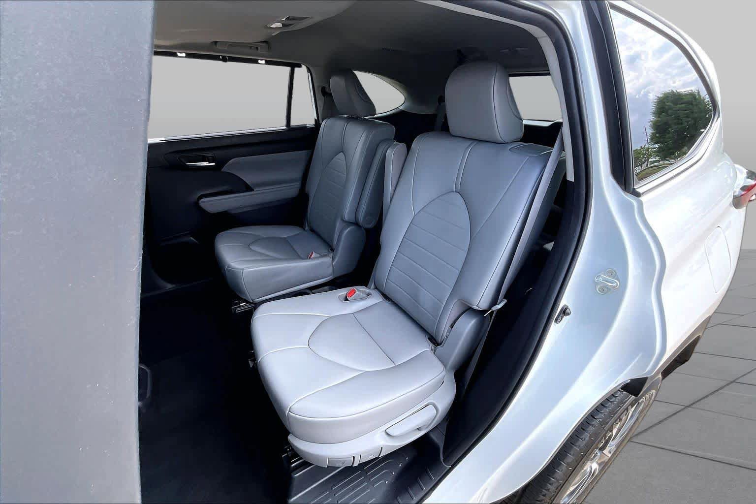Used 2021 Toyota Highlander XLE FWD image 20