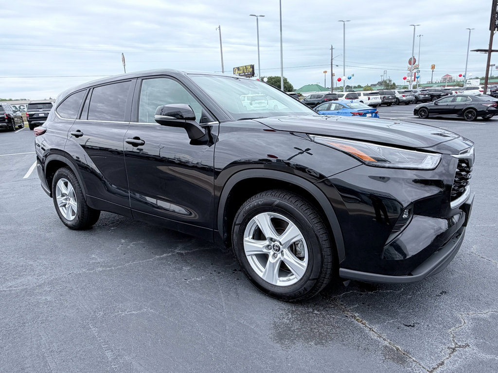 Used 2025 Toyota Highlander LE FWD image 2