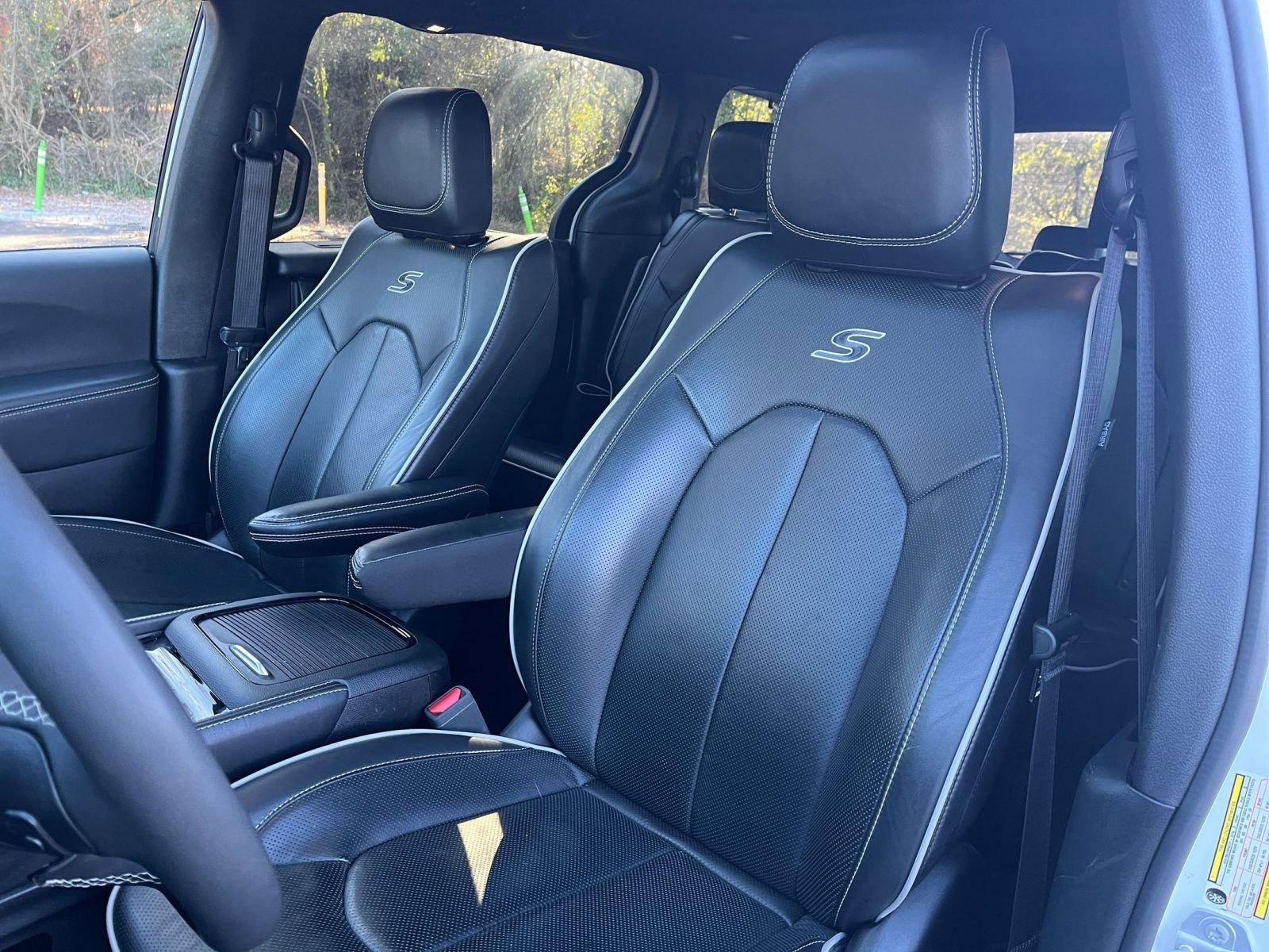 Used 2025 Chrysler Pacifica Limited image 39