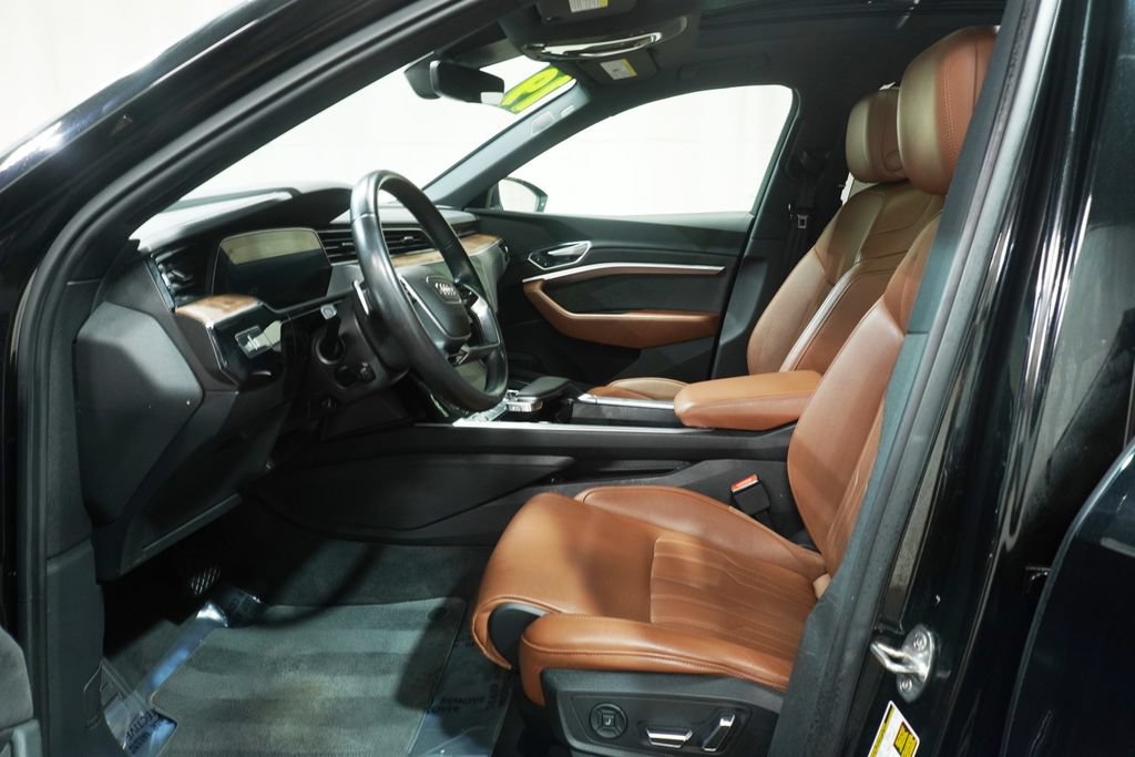 Used 2019 Audi e-tron Prestige w/ Prestige Package AWD/4WD image 12