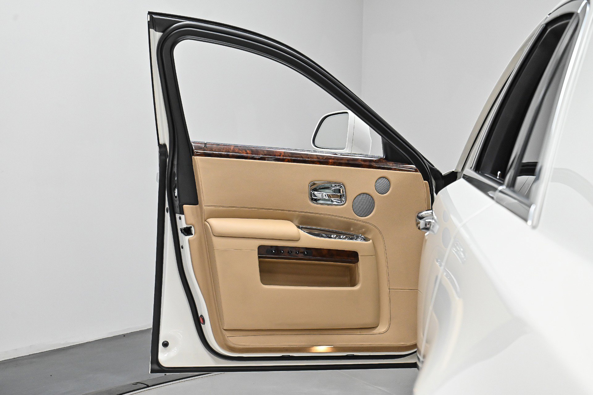 Used 2017 Rolls-Royce Ghost image 25