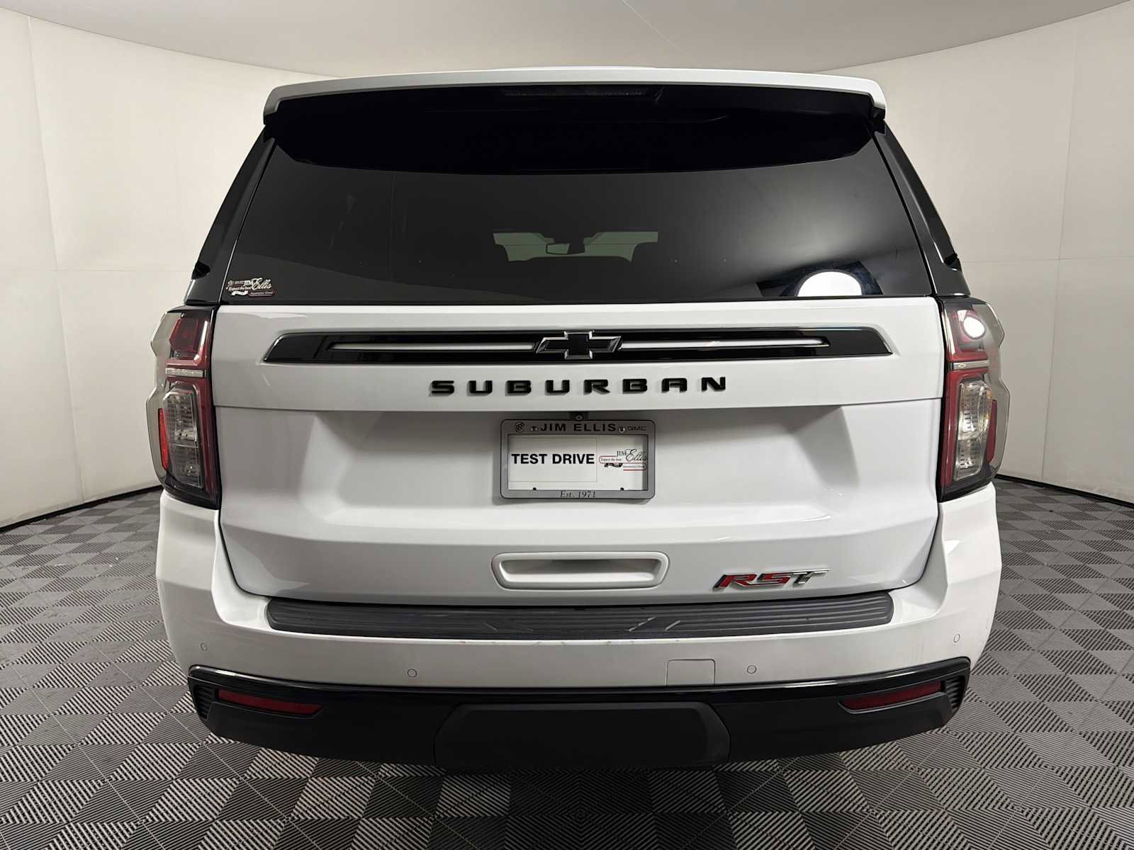 Used 2024 Chevrolet Suburban RST w/ Luxury Package RWD image 5