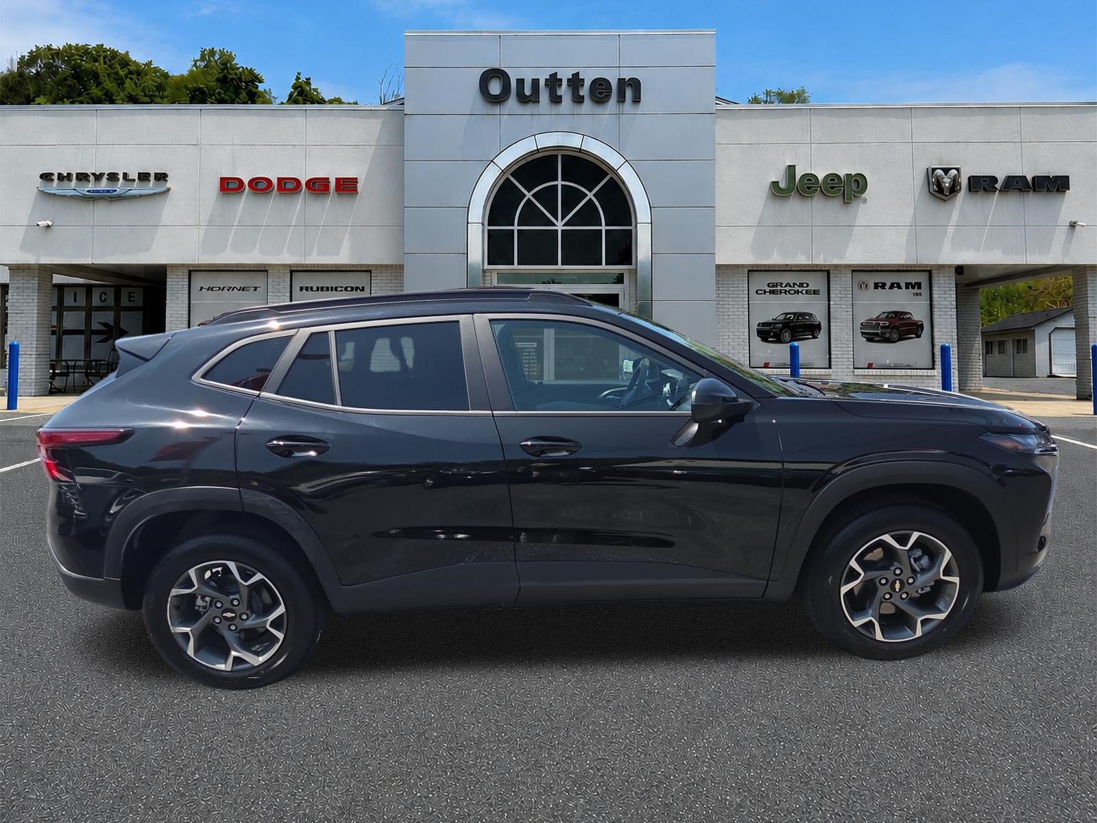 Used 2026 Chevrolet Trax LT FWD image 2