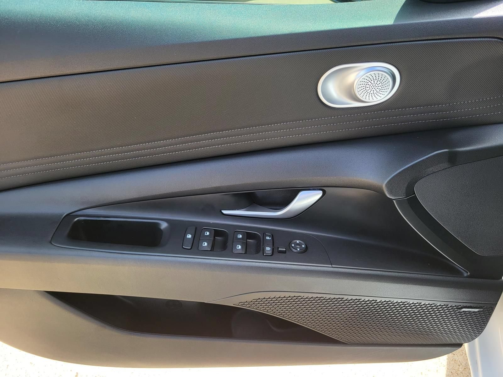 Used 2022 Hyundai Elantra Limited FWD image 13