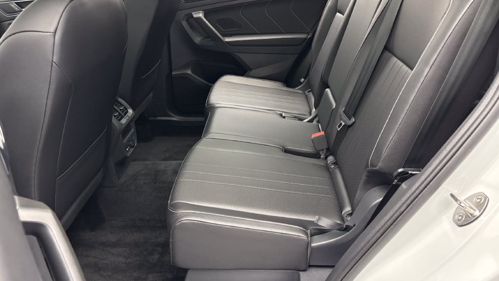 Used 2024 Volkswagen Tiguan SE w/ Panoramic Sunroof Package AWD/4WD image 34