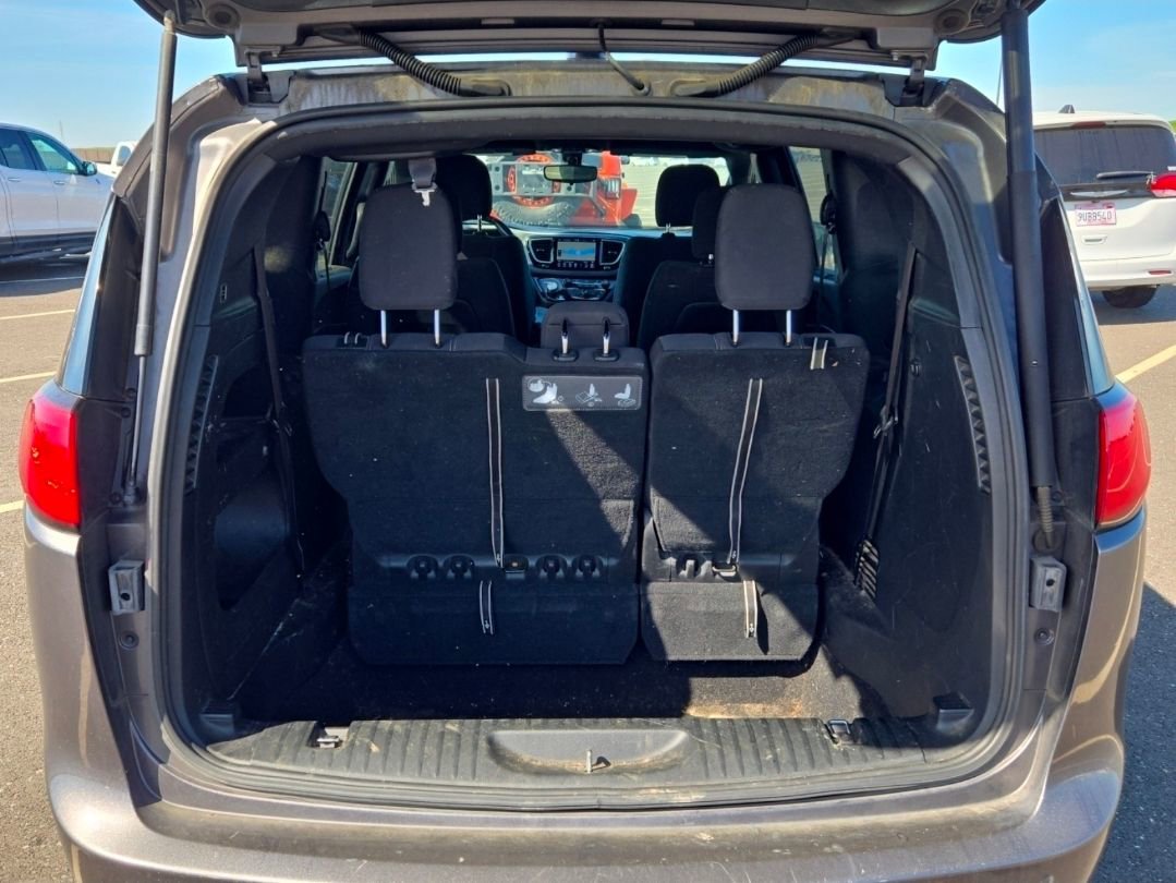 Used 2018 Chrysler Pacifica Touring Plus w/ S Appearance Package image 12