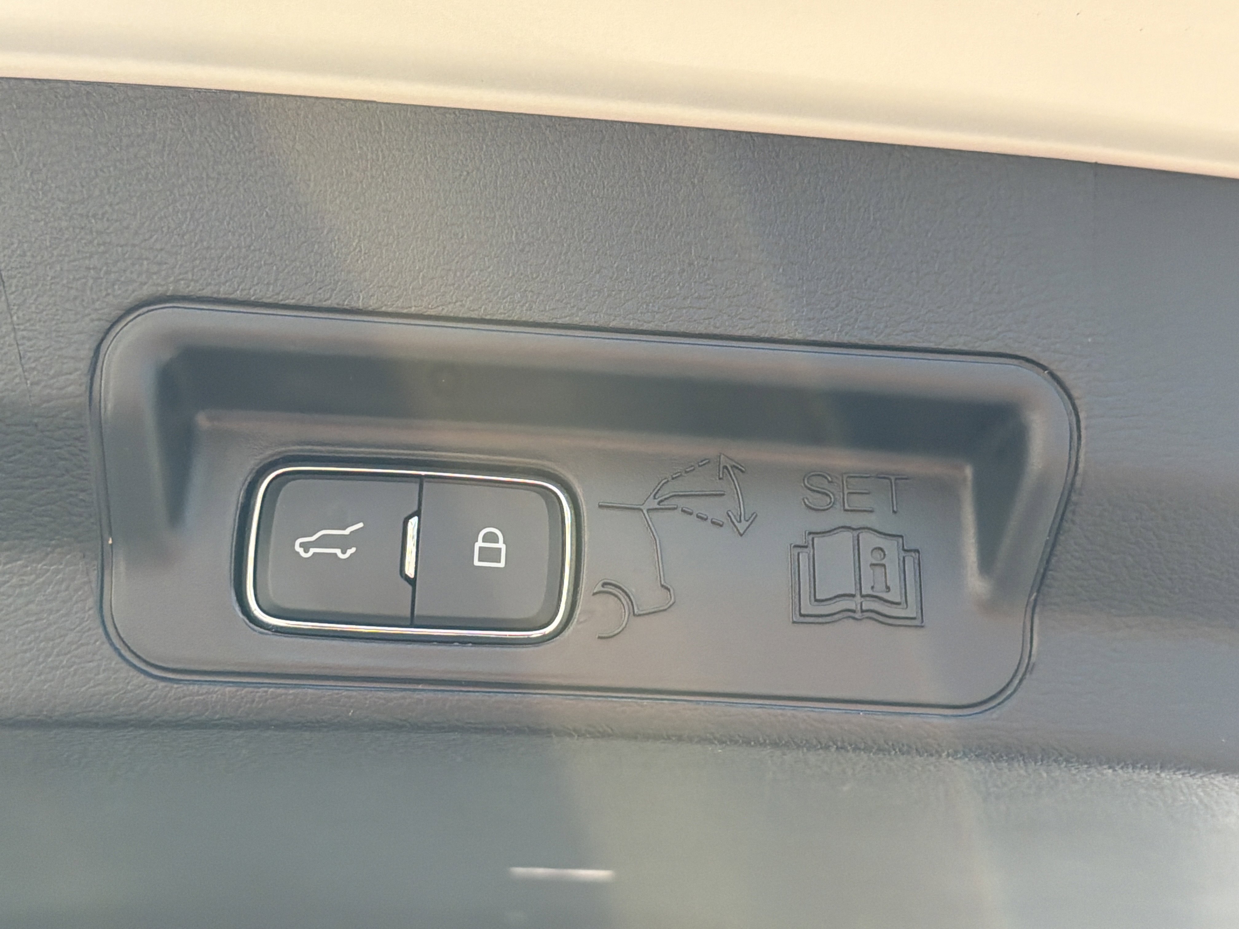 Used 2025 Ford Explorer Active w/ Active Comfort Package RWD image 6