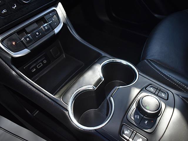 Used 2024 GMC Terrain SLT image 23