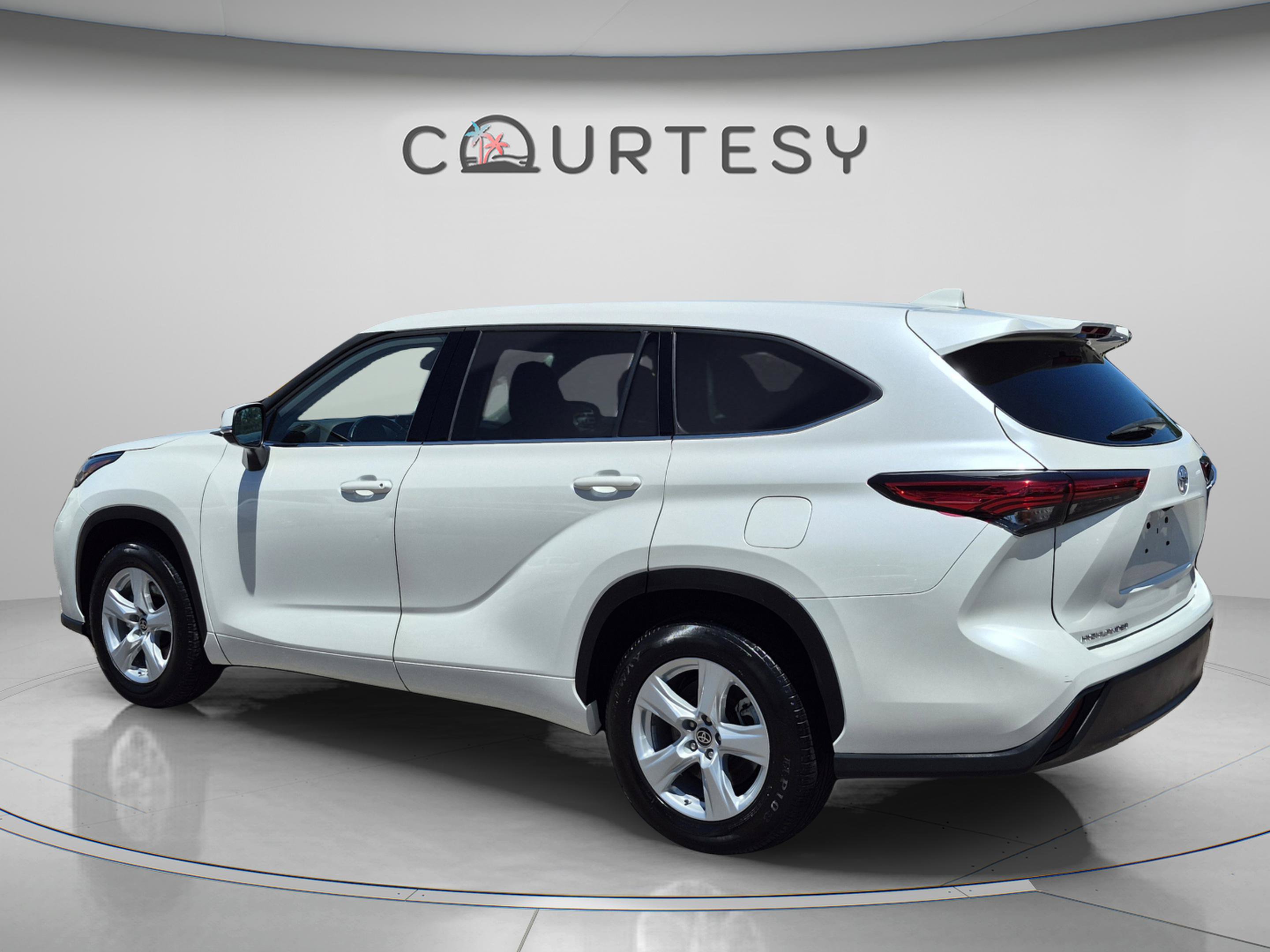 Used 2021 Toyota Highlander LE FWD image 3