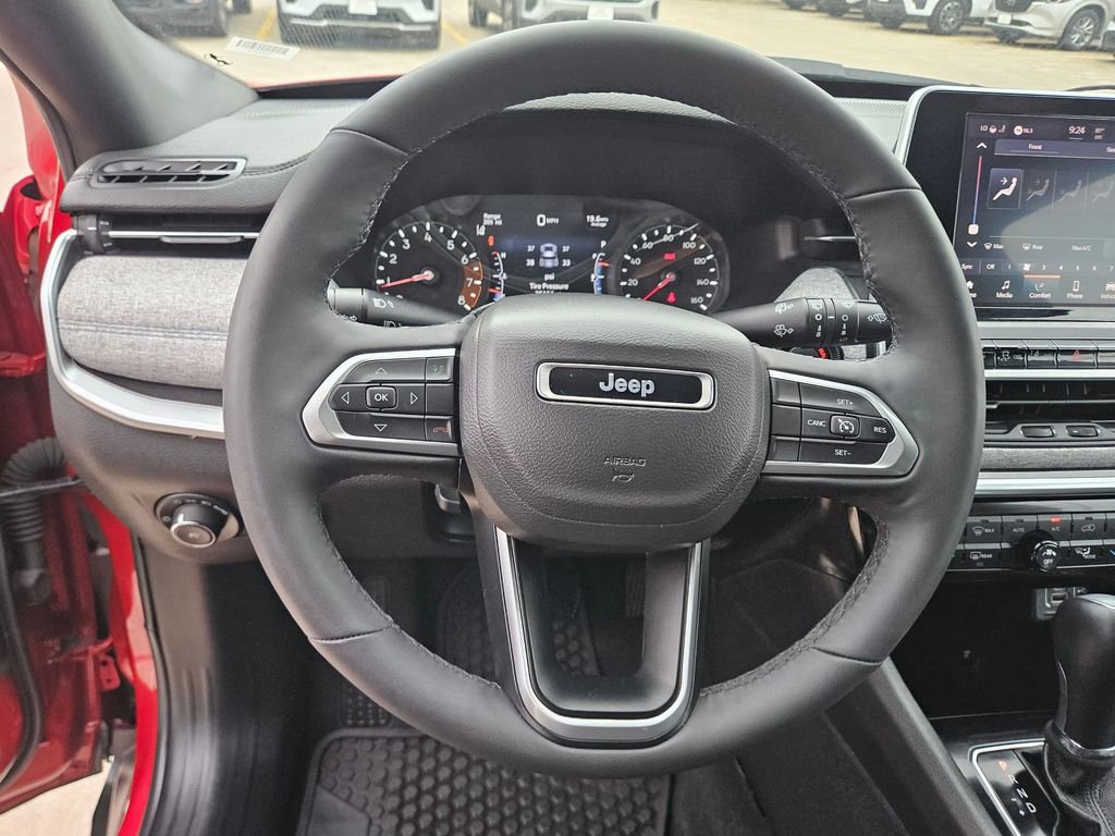 Used 2025 Jeep Compass Latitude w/ Sun & Sound Group AWD/4WD image 18