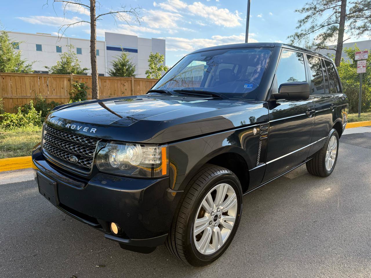 Used 2012 Land Rover Range Rover HSE LUX AWD/4WD image 2