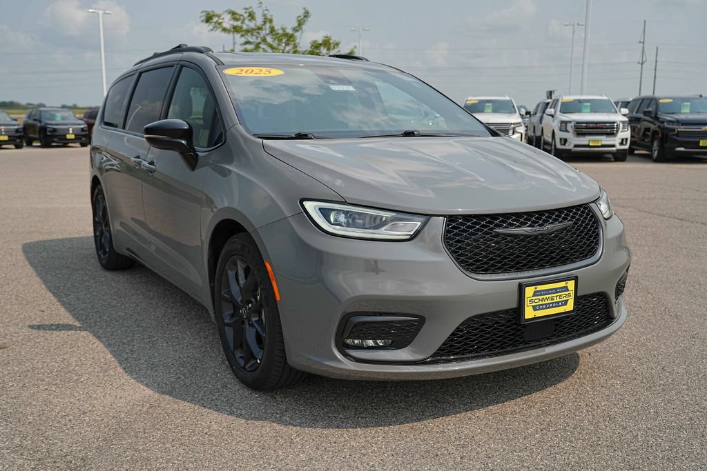 Used 2025 Chrysler Pacifica Limited FWD image 4