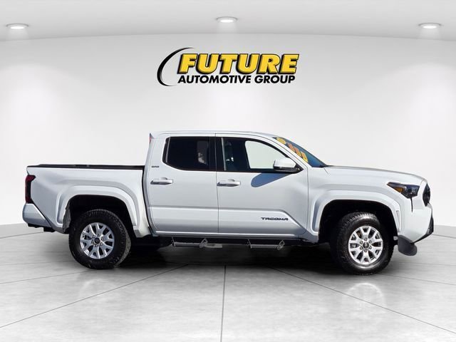 Certified 2025 Toyota Tacoma SR5 AWD/4WD image 4