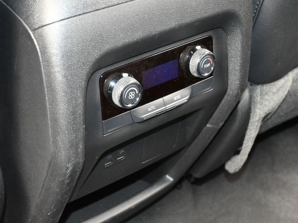 Used 2025 Chevrolet Traverse LT image 35