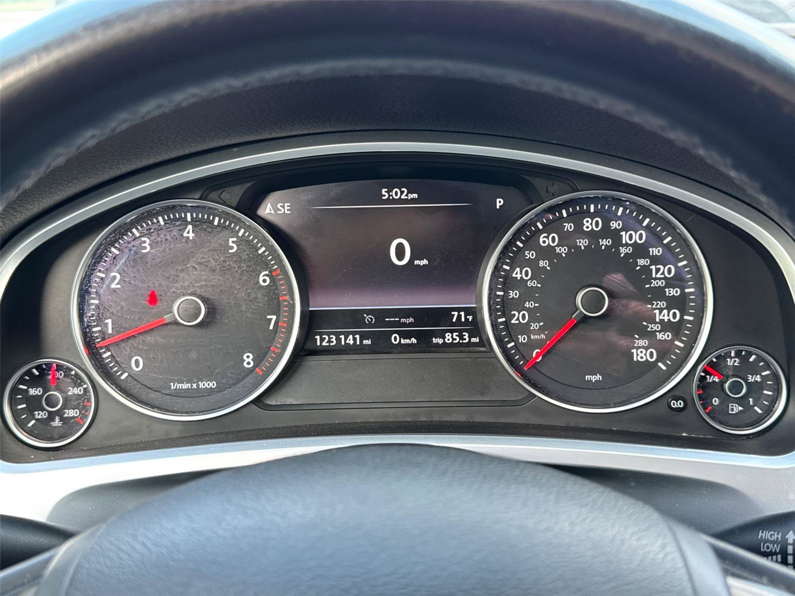 Used 2013 Volkswagen Touareg Lux image 32