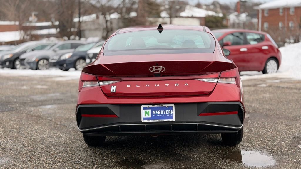 Certified 2025 Hyundai Elantra SE w/ Cargo Package image 10