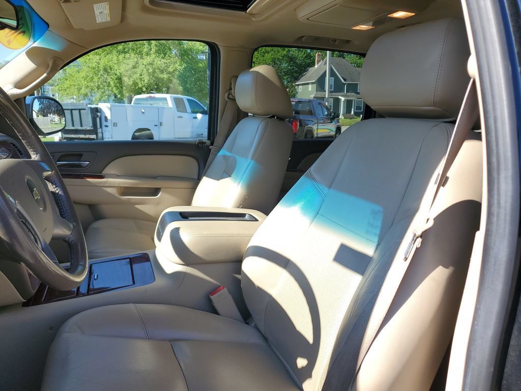 Used 2014 Chevrolet Suburban LTZ AWD/4WD image 19