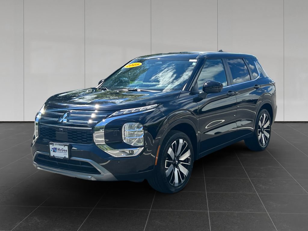 Used 2025 Mitsubishi Outlander SE