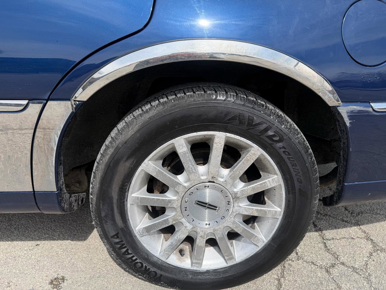 Used 2007 Lincoln Town Car Signature RWD image 13