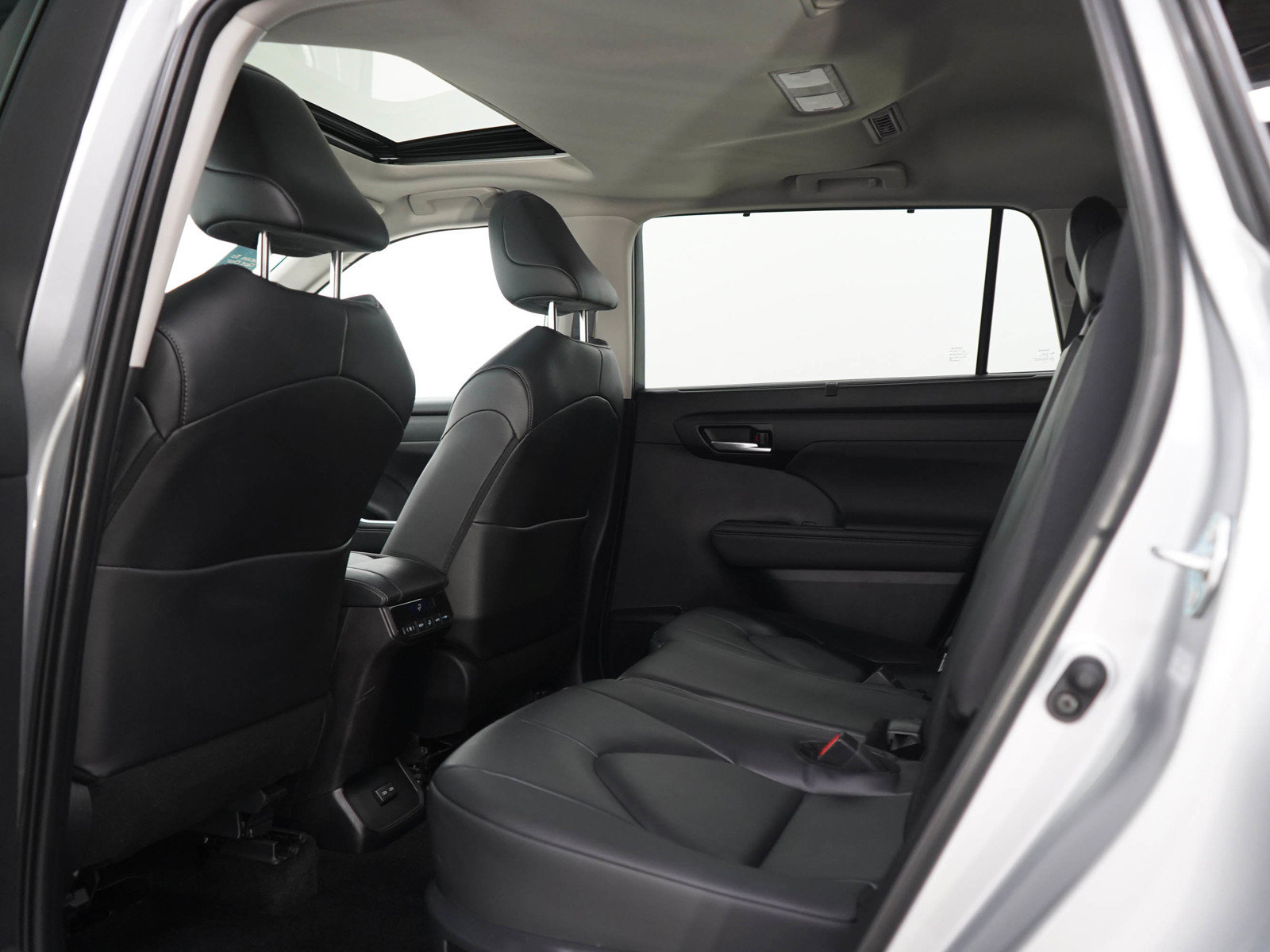 Used 2025 Toyota Highlander XLE AWD/4WD image 19
