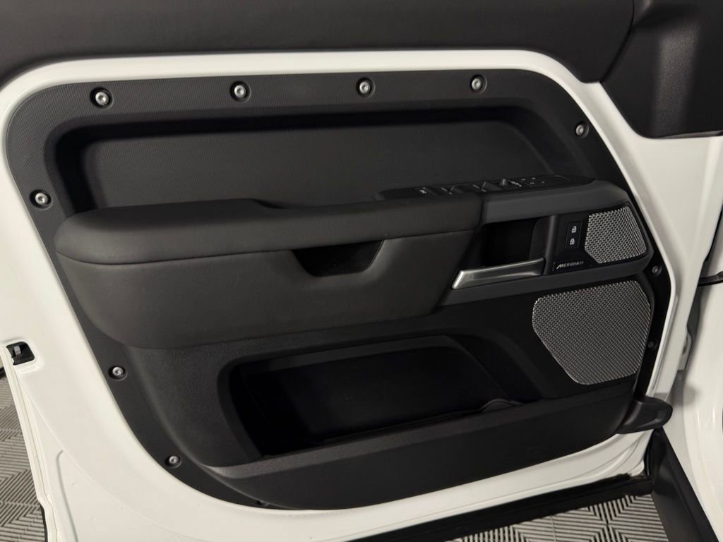 Used 2024 Land Rover Defender 130 X-Dynamic SE image 25