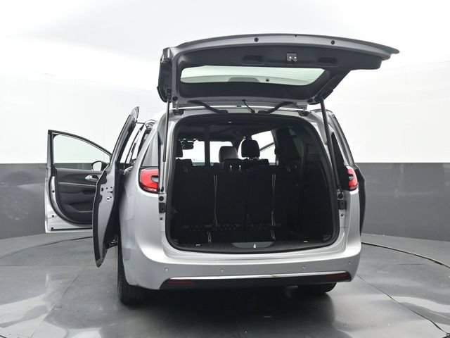 Used 2026 Chrysler Pacifica Limited FWD image 36