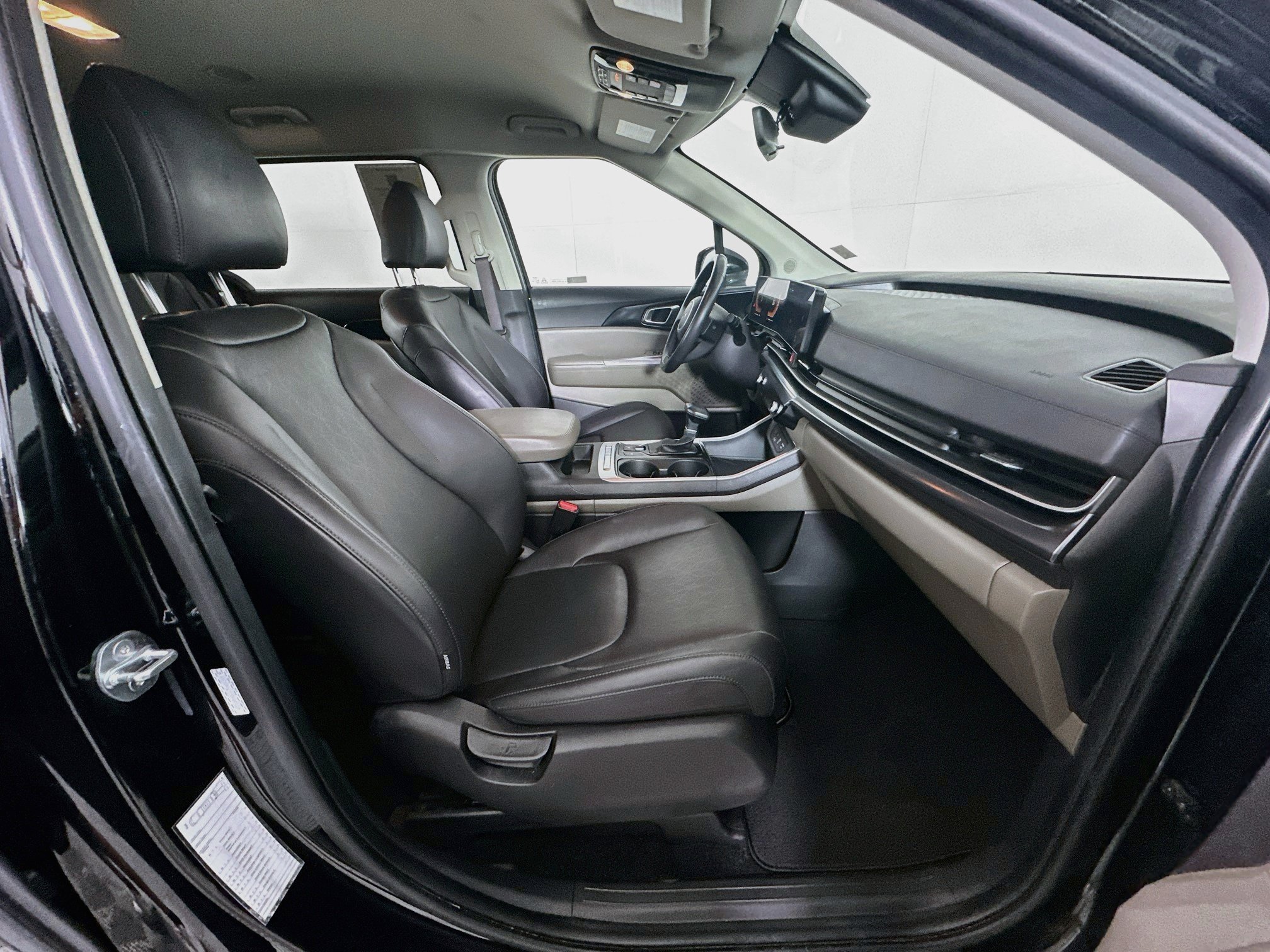 Used 2025 Kia Carnival FWD image 30