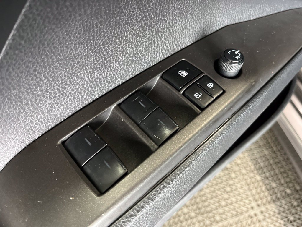 Used 2023 Toyota Camry SE AWD/4WD image 4