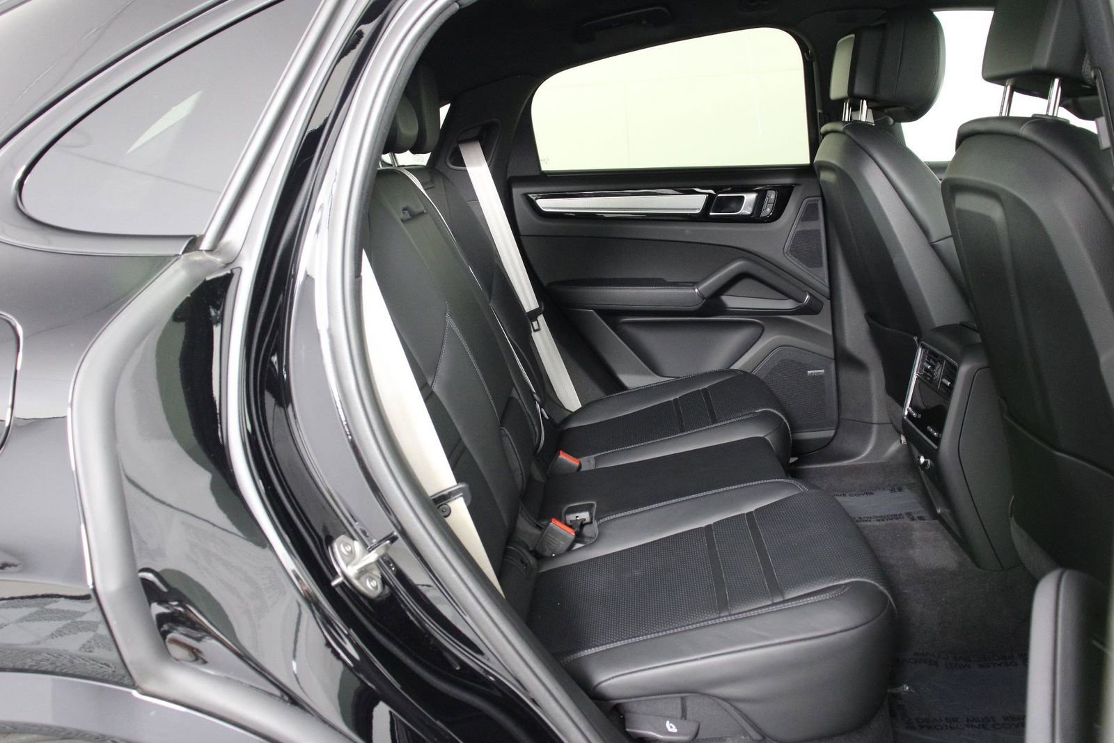 Certified 2023 Porsche Cayenne Platinum Edition image 32