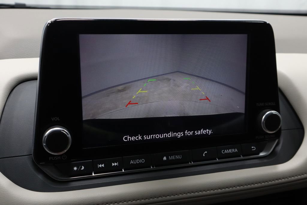 Used 2025 Nissan Rogue SV image 3